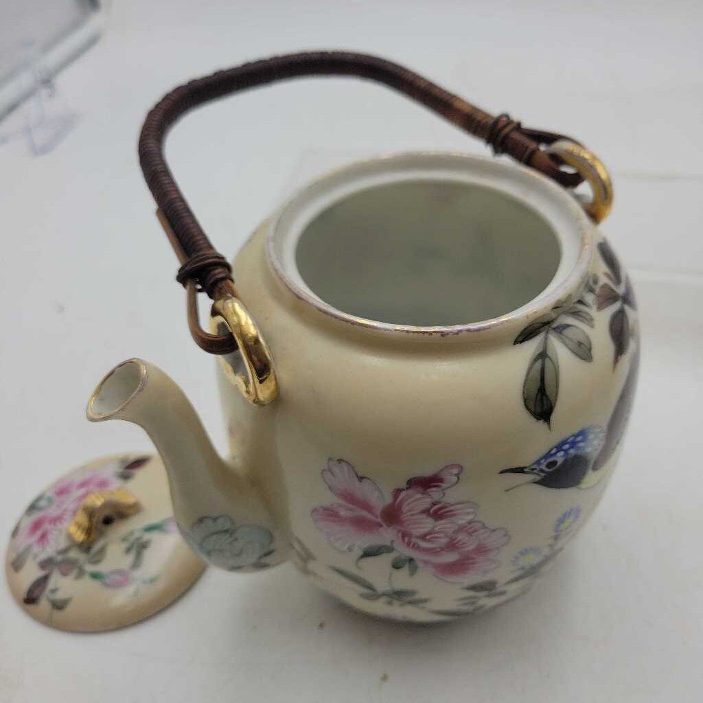 Vintage Asian Painted Porcelain Teapot (YVO) (609)