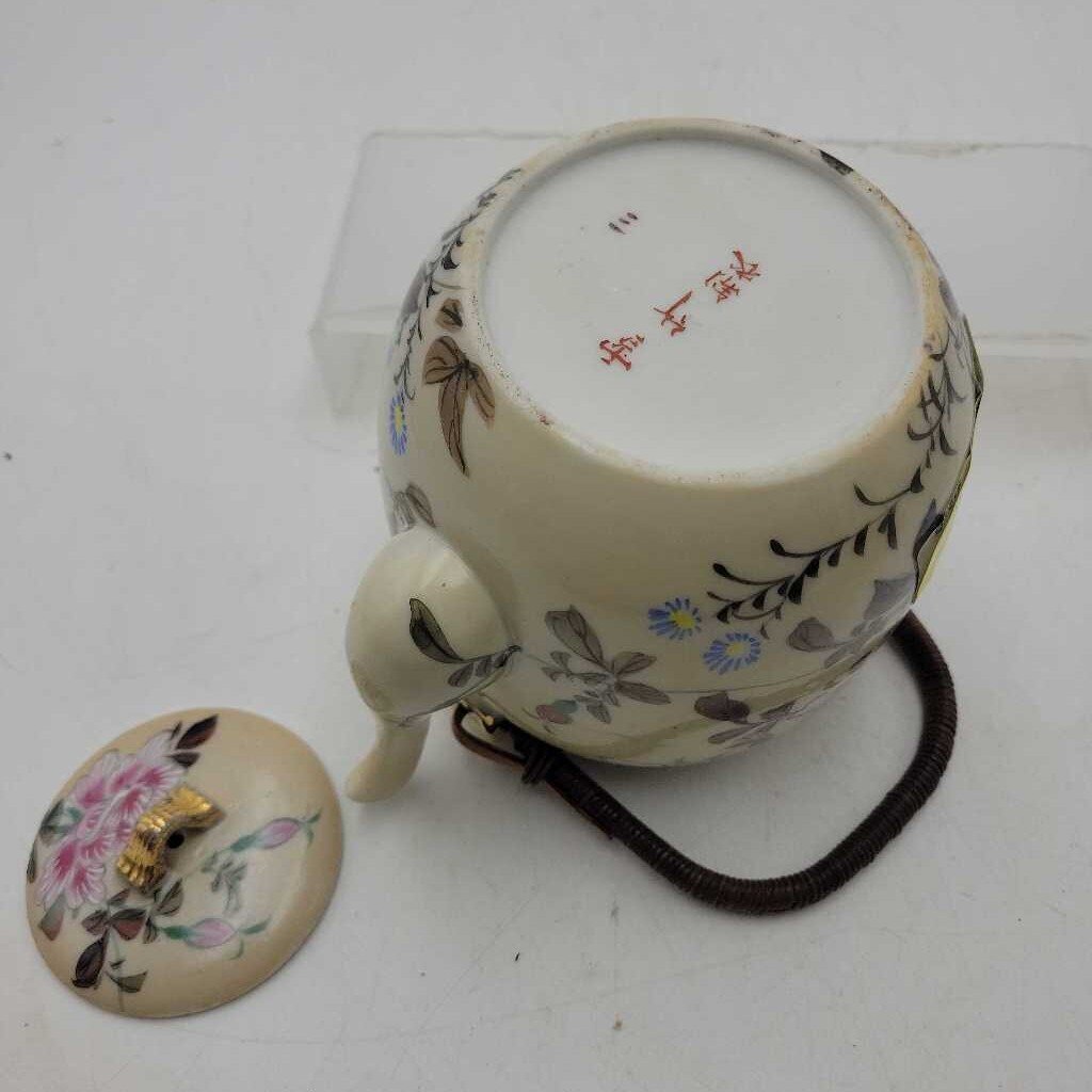 Vintage Asian Painted Porcelain Teapot (YVO) (609)