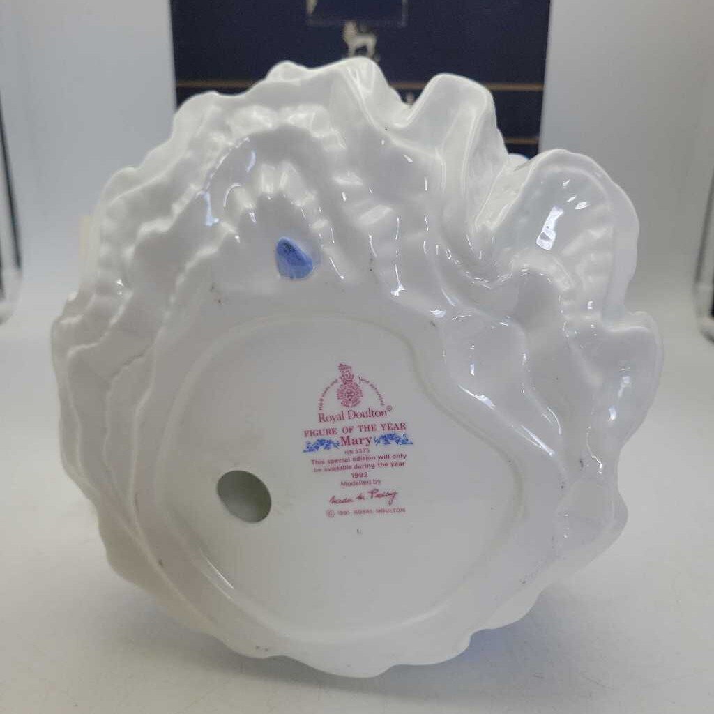 Royal Doulton "Mary " 1992 Figurine of the year (JAS) HN 3375