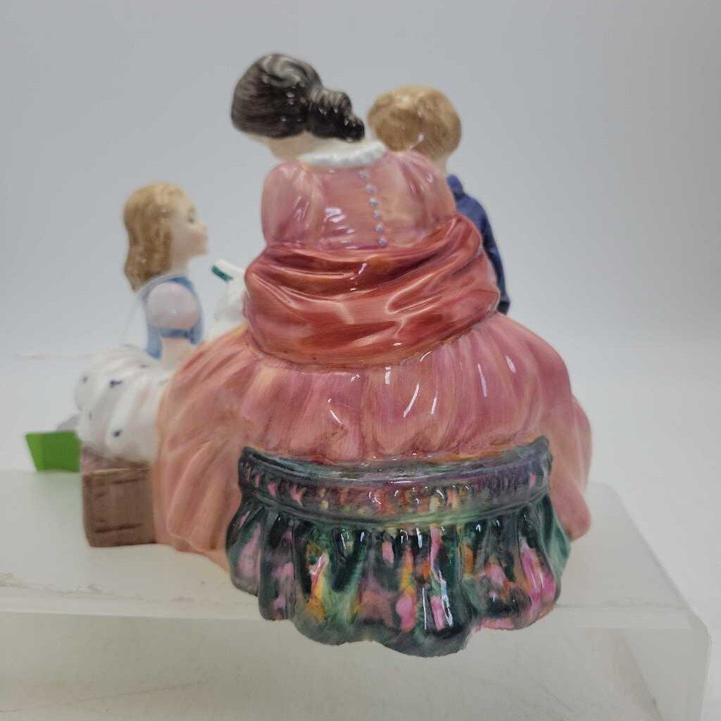 Royal Doulton "The Bedtime Story (DEB) HN 2059