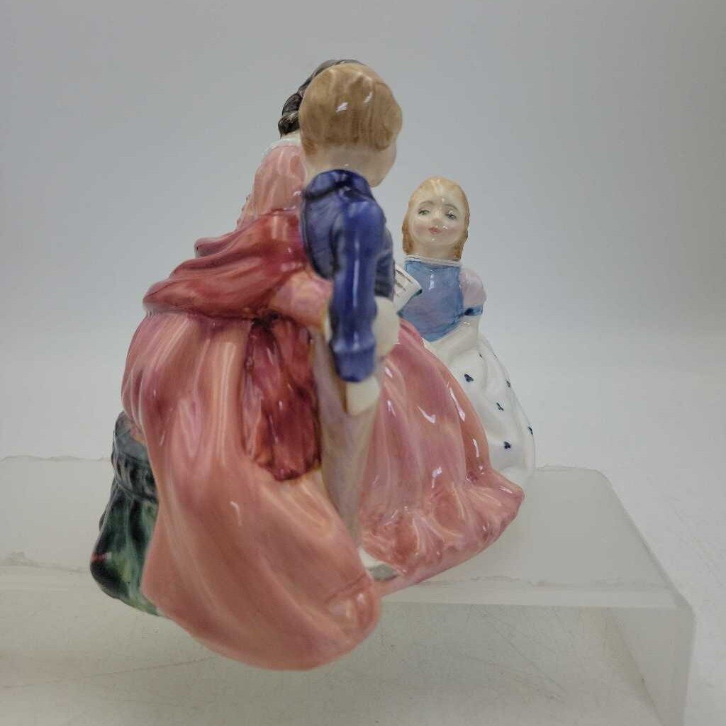 Royal Doulton "The Bedtime Story (DEB) HN 2059