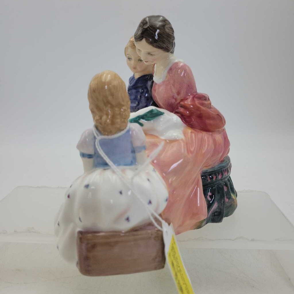 Royal Doulton "The Bedtime Story (DEB) HN 2059