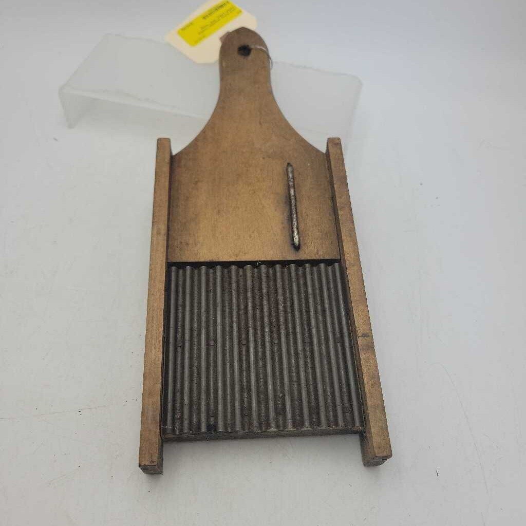 Early wooden Crinkle cutter (Jas)