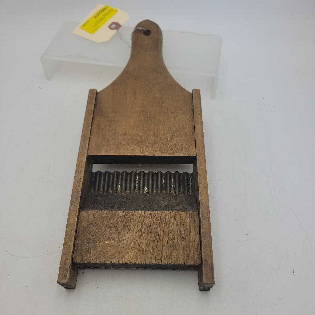 Early wooden Crinkle cutter (Jas)