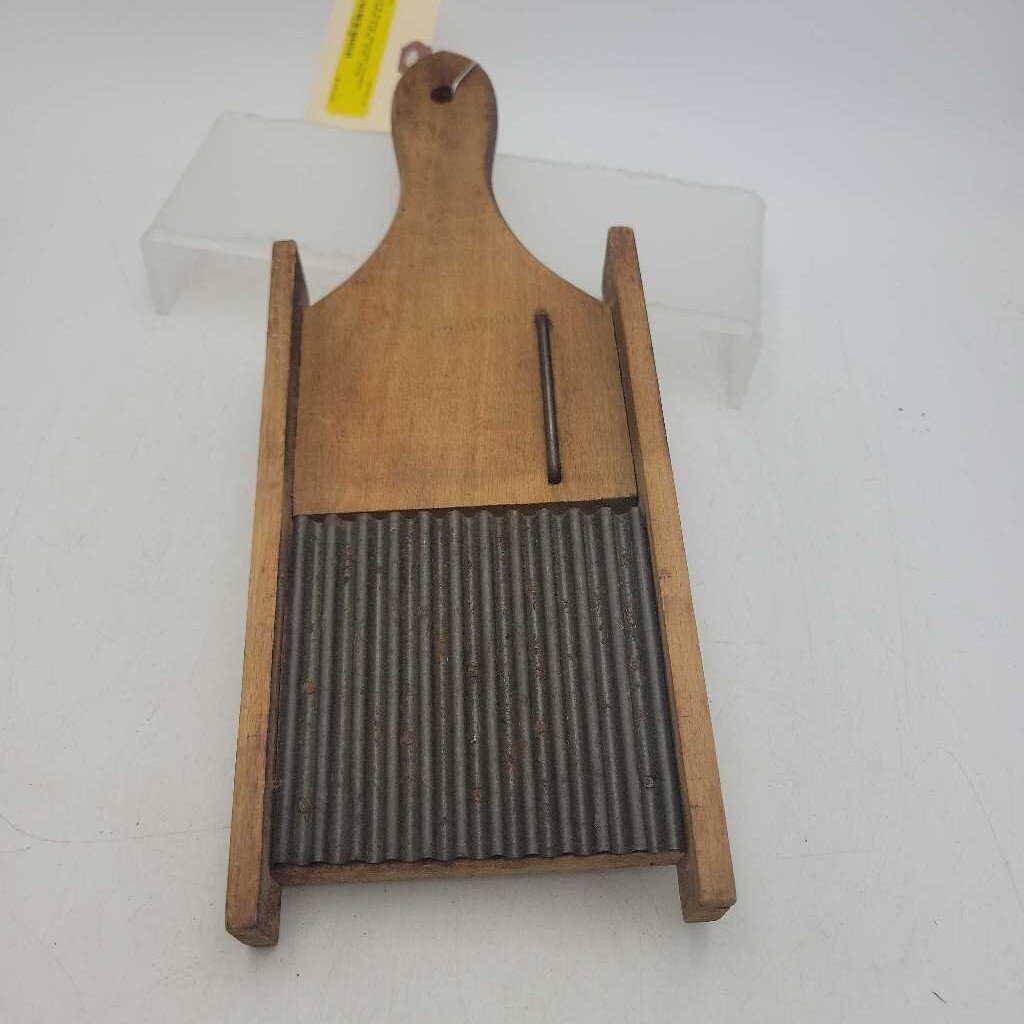 Early wooden Crinkle cutter (Jas)