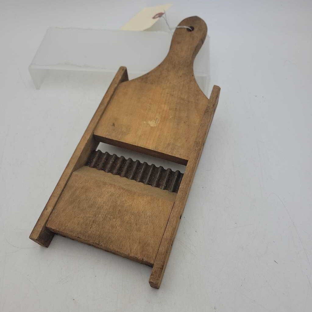 Early wooden Crinkle cutter (Jas)