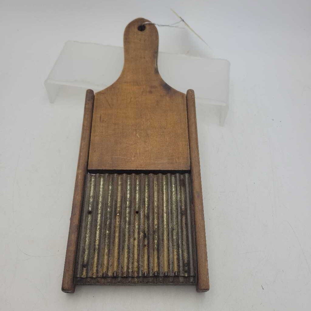 Early wooden Crinkle cutter (Jas)