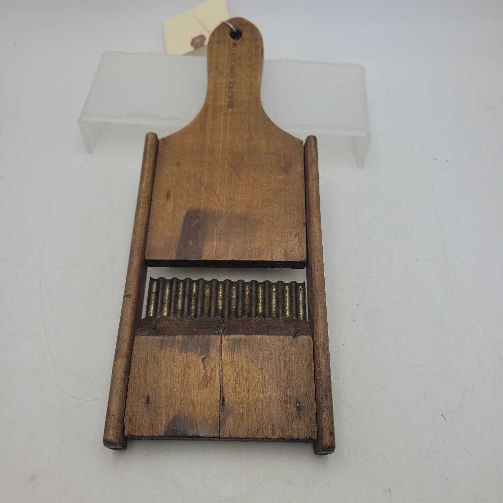 Early wooden Crinkle cutter (Jas)