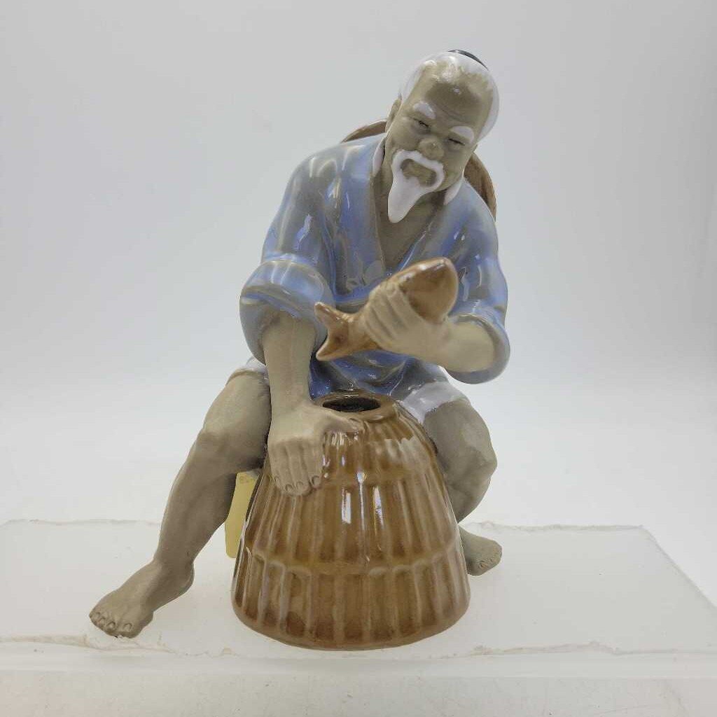 Mud Fisherman sitting with basket (YVO) (609)