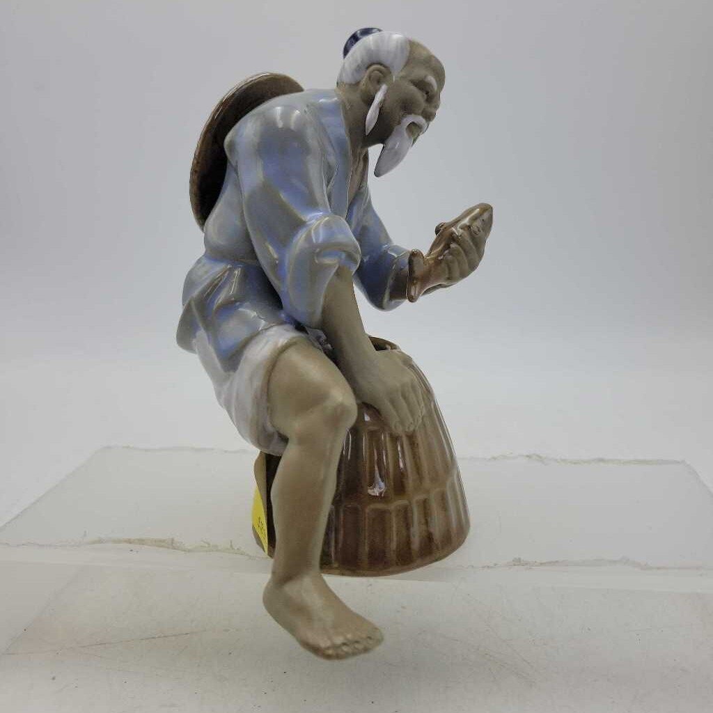 Mud Fisherman sitting with basket (YVO) (609)