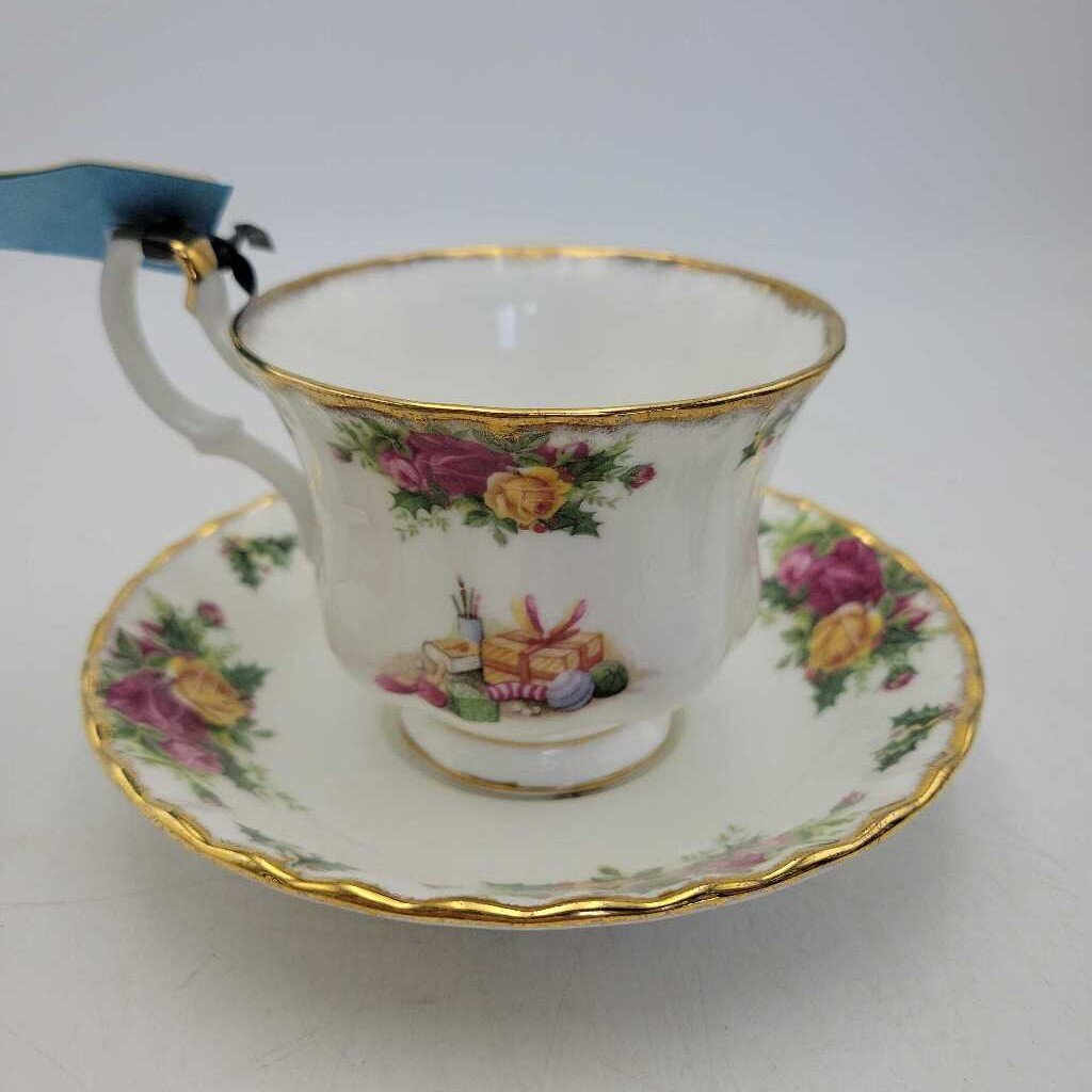 Royal Albert old country Rose Christmas teacup (KEN)