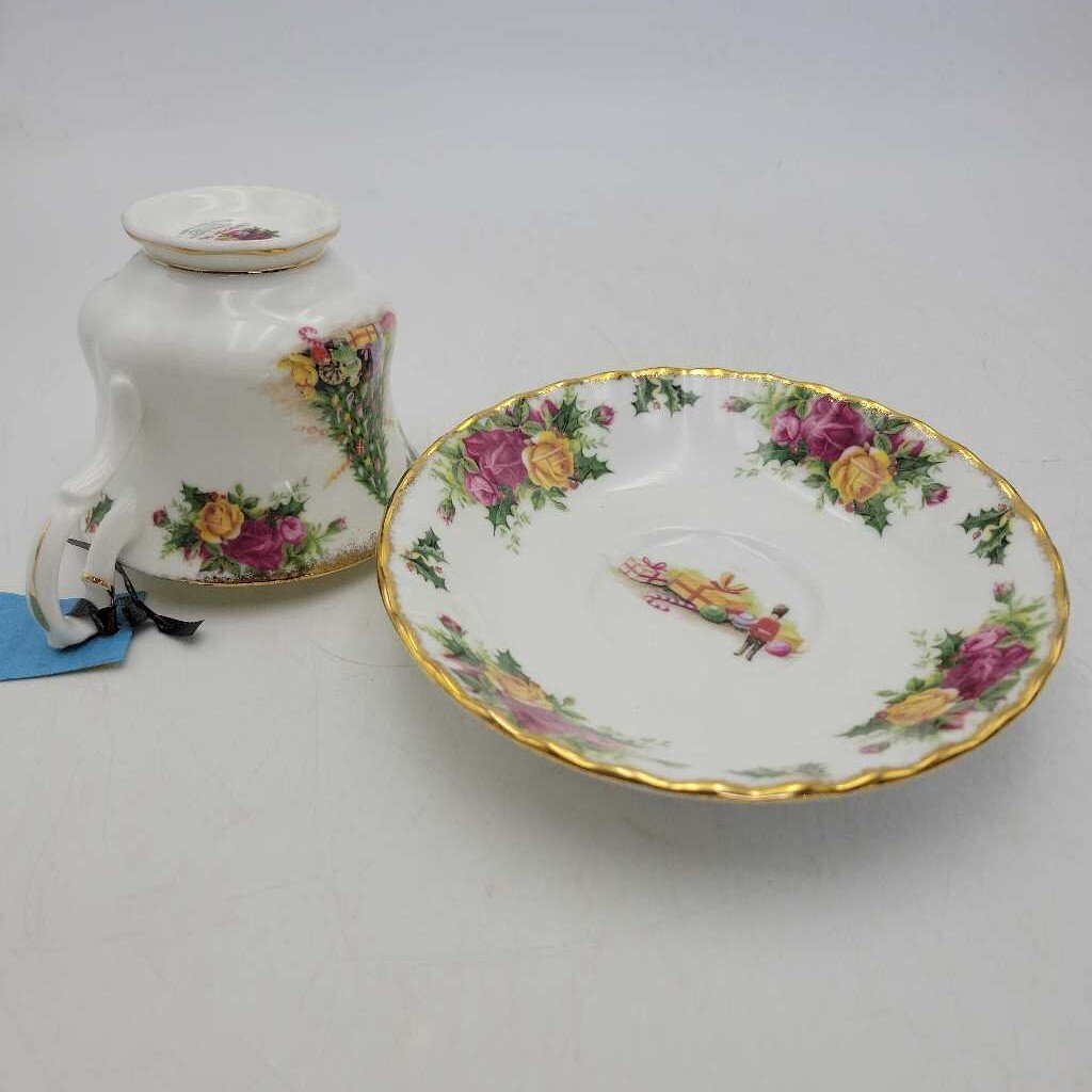 Royal Albert old country Rose Christmas teacup (KEN)