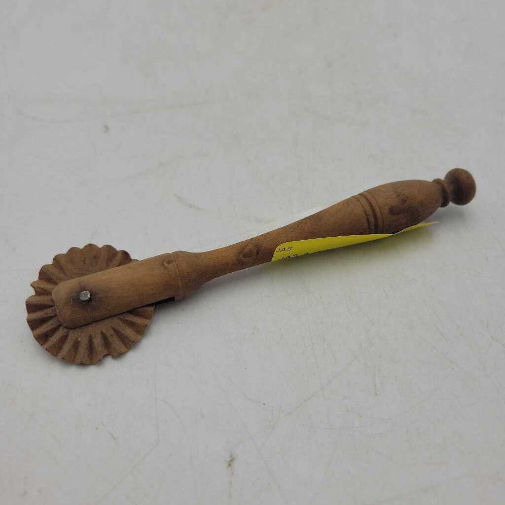 A vintage wooden crimper (JAS)