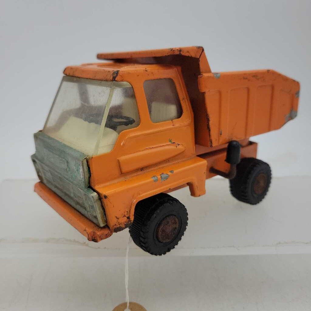 1970's metal Dump Truck (JAT)