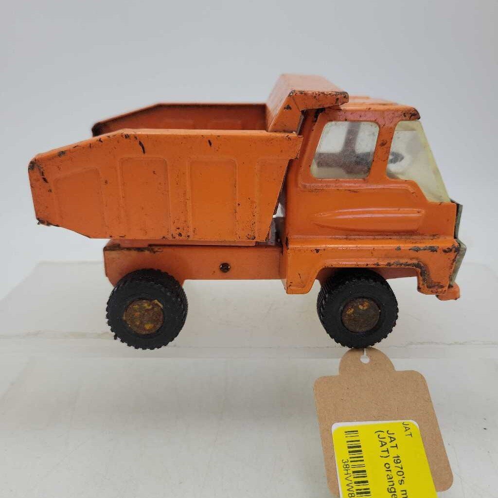 1970's metal Dump Truck (JAT)