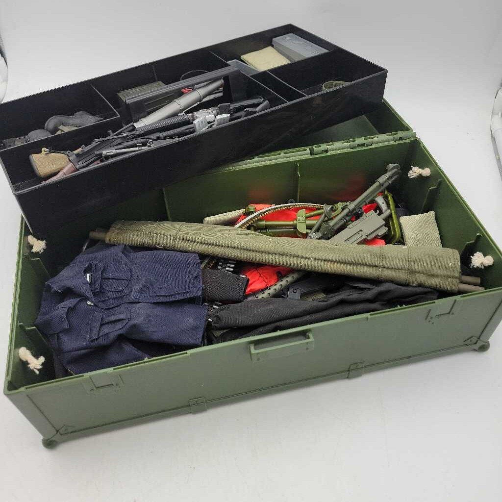 G i Joe Accessories Lot In G I Joe Locker Trunk(JEF)