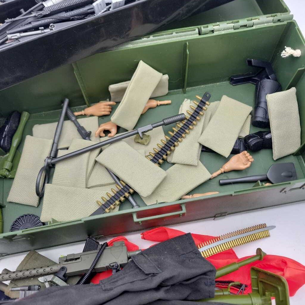 G i Joe Accessories Lot In G I Joe Locker Trunk(JEF)
