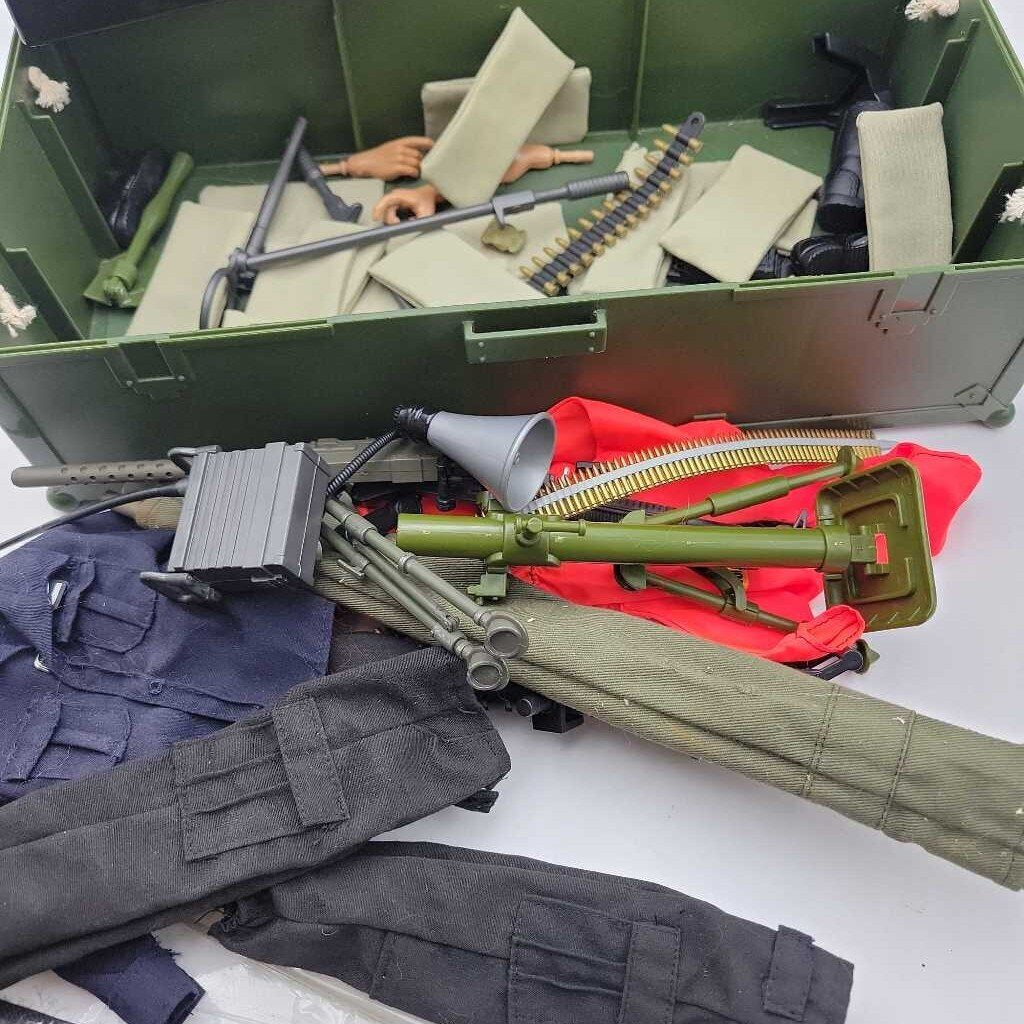 G i Joe Accessories Lot In G I Joe Locker Trunk(JEF)