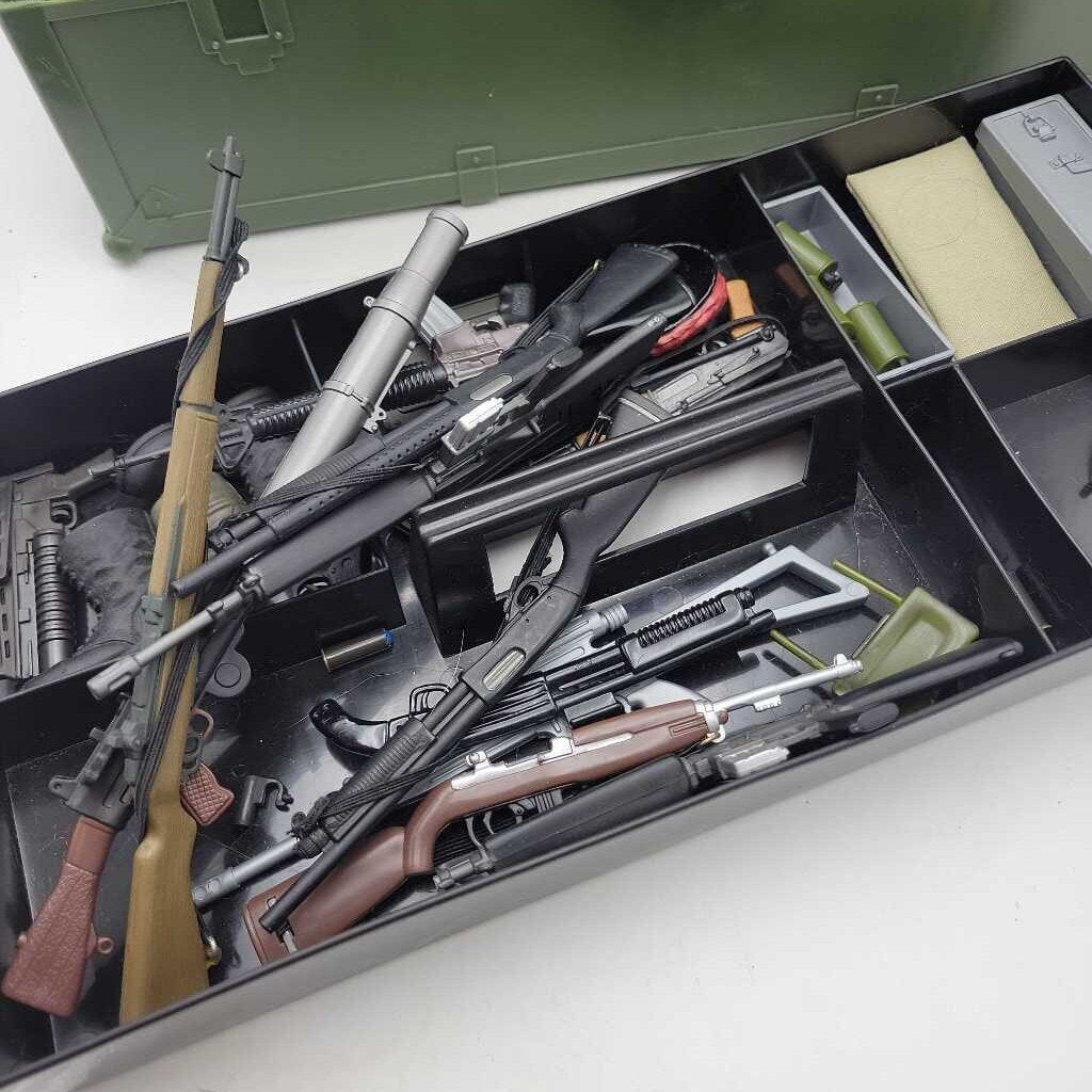 G i Joe Accessories Lot In G I Joe Locker Trunk(JEF)