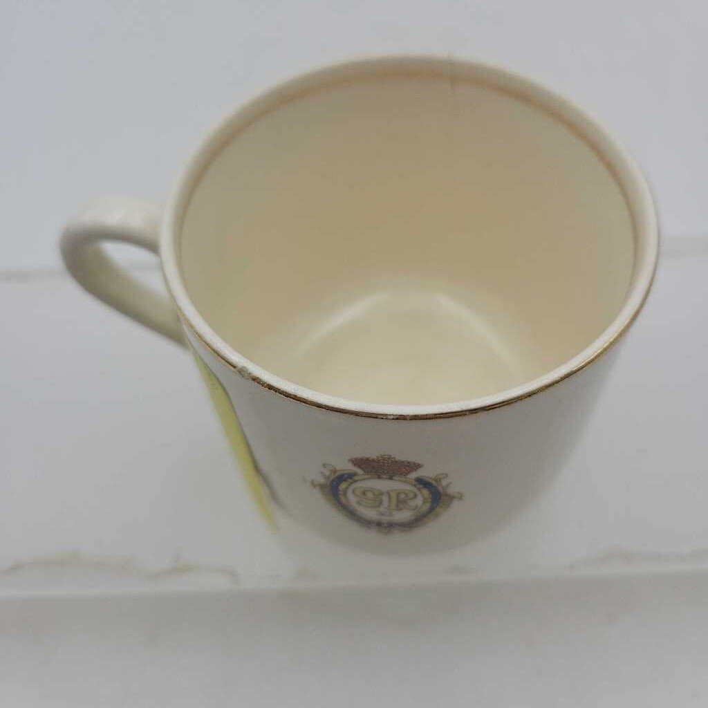 Royal Family 1937 mug (JAS)