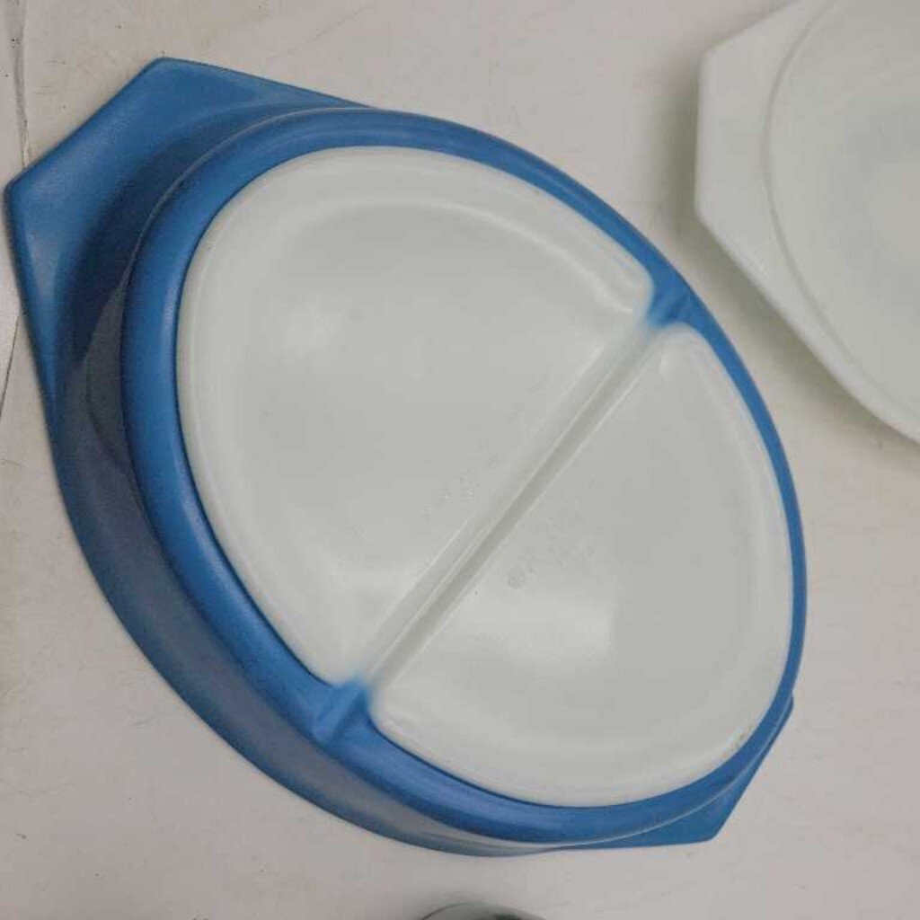 Pyrex Snowflake Garland Pattern Casserole divided Dish (LOR)
