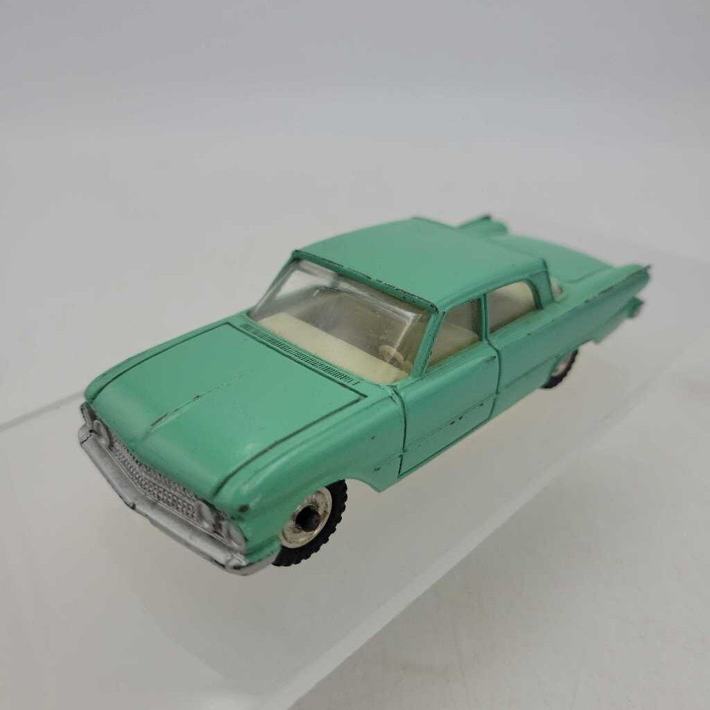 Dinky Ford Fairlane 143 car (YVO) 610