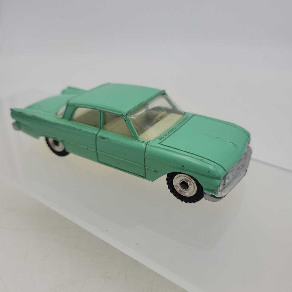 Dinky Ford Fairlane 143 car (YVO) 610