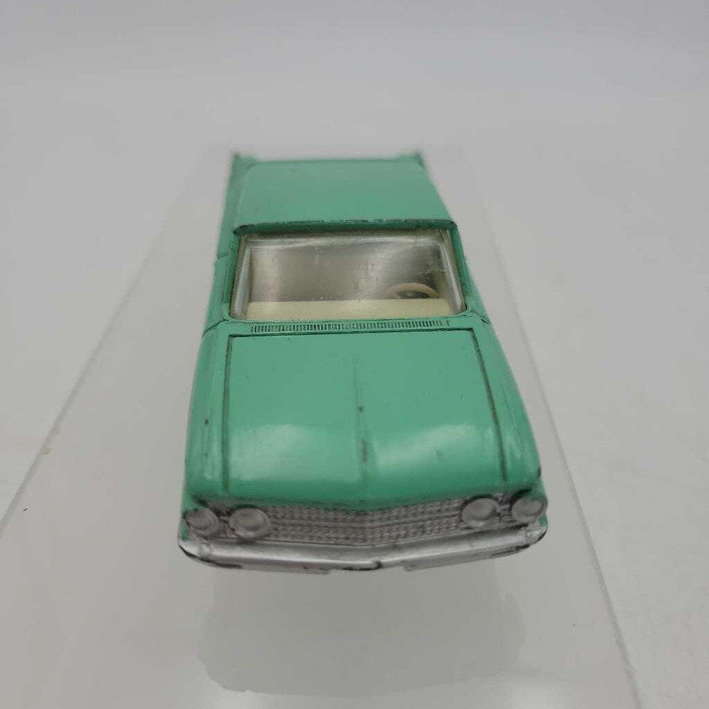 Dinky Ford Fairlane 143 car (YVO) 610