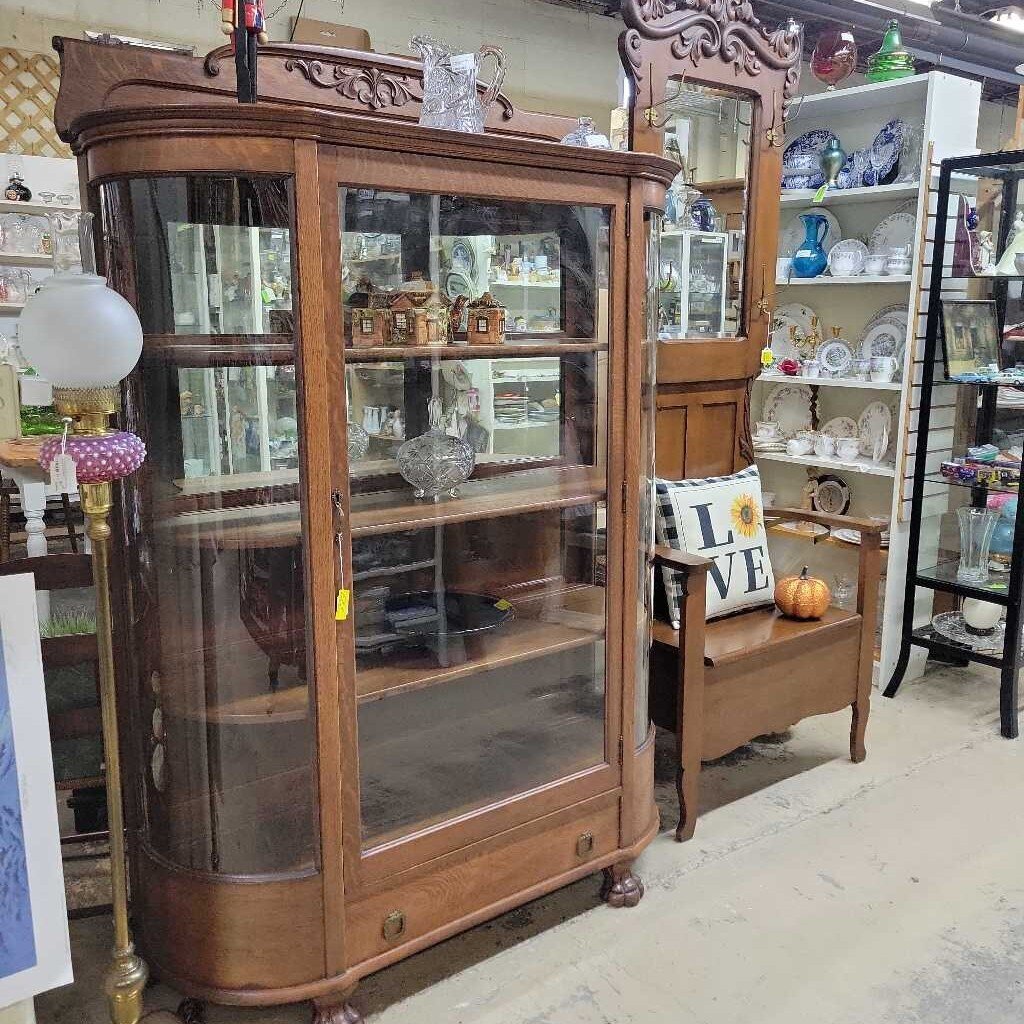 Oak Bow Front China Cabinet w / Mirror Back (YVO) (610)
