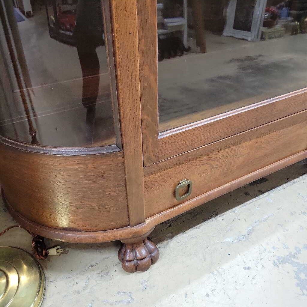 Oak Bow Front China Cabinet w / Mirror Back (YVO) (610)