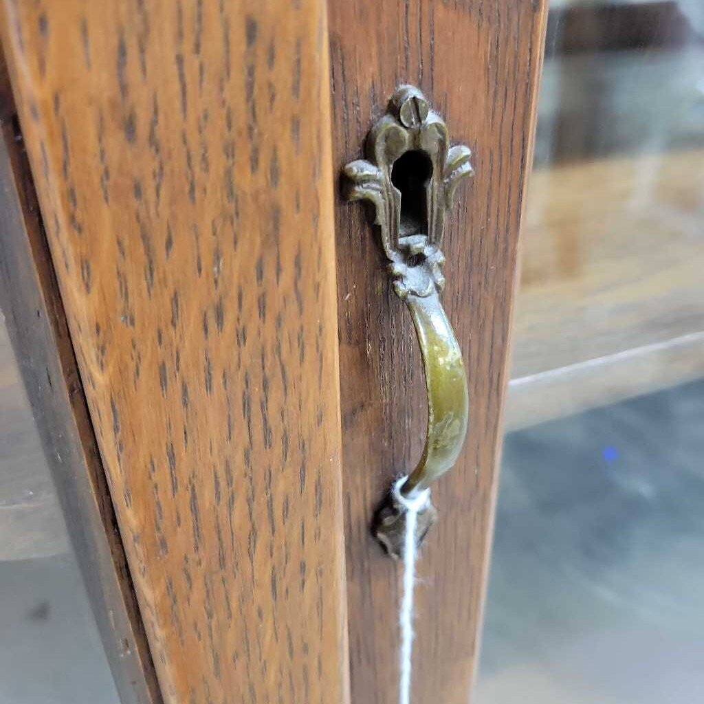 Oak Bow Front China Cabinet w / Mirror Back (YVO) (610)