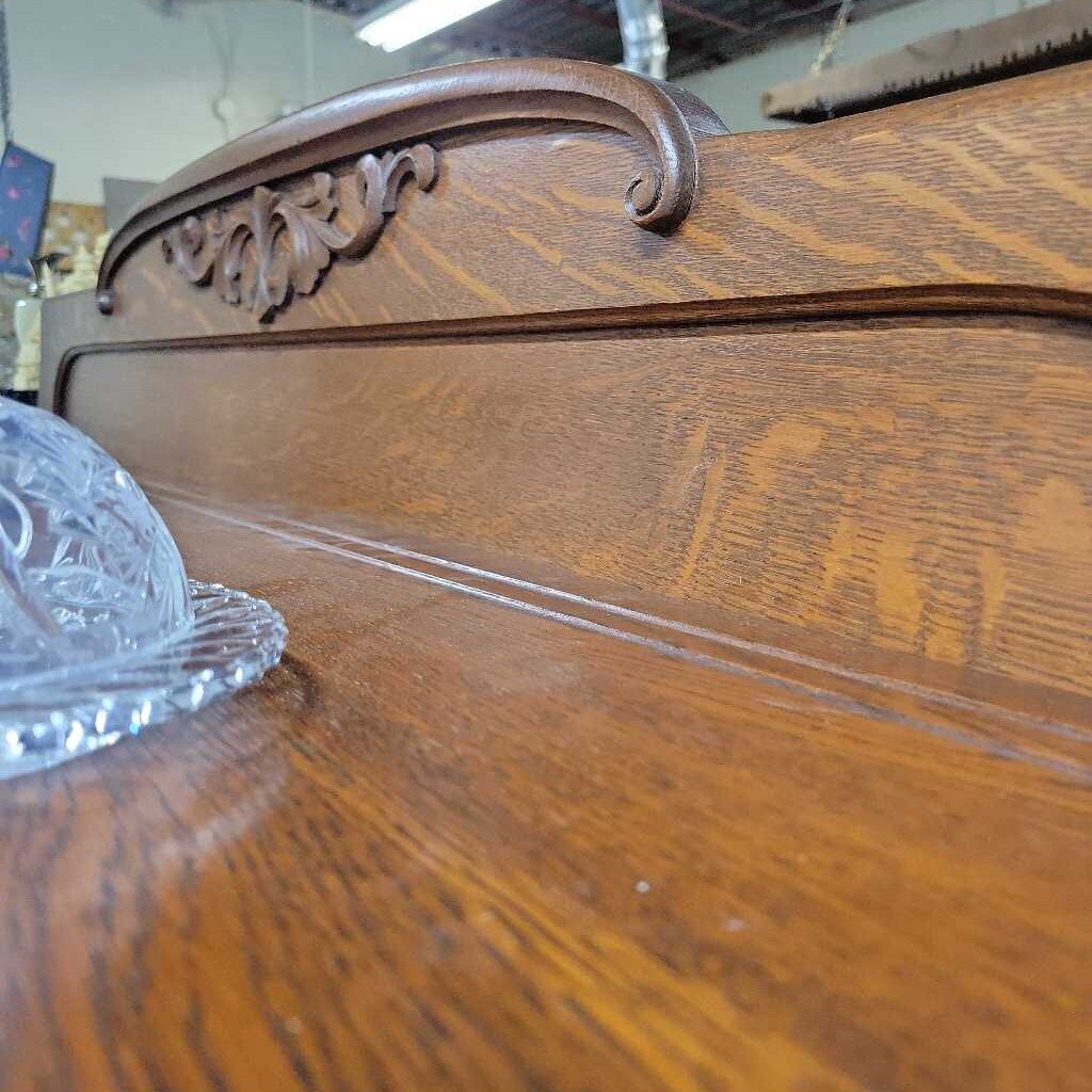 Oak Bow Front China Cabinet w / Mirror Back (YVO) (610)