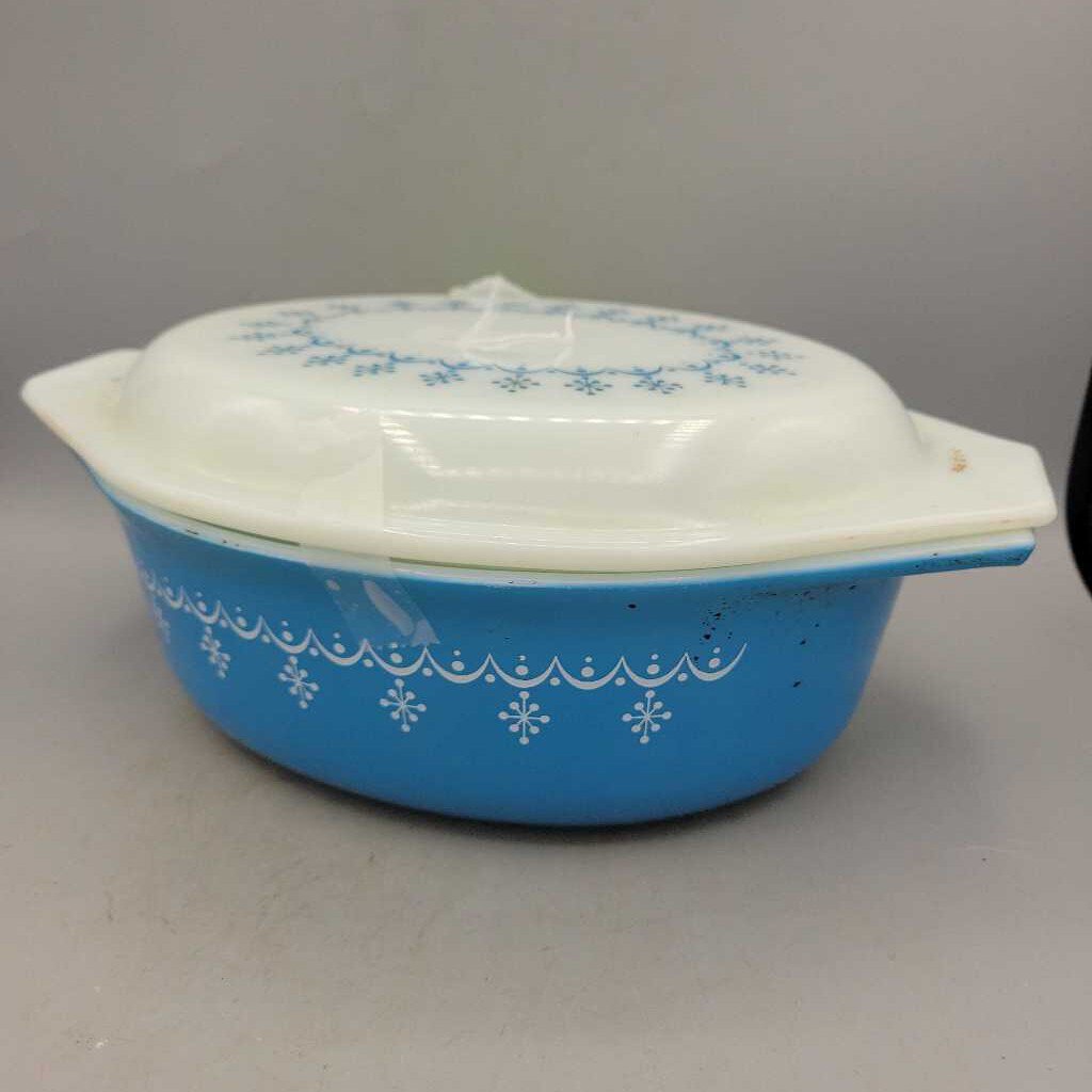 Pyrex Covered Snowflake Garland Pattern Dish (DEB)