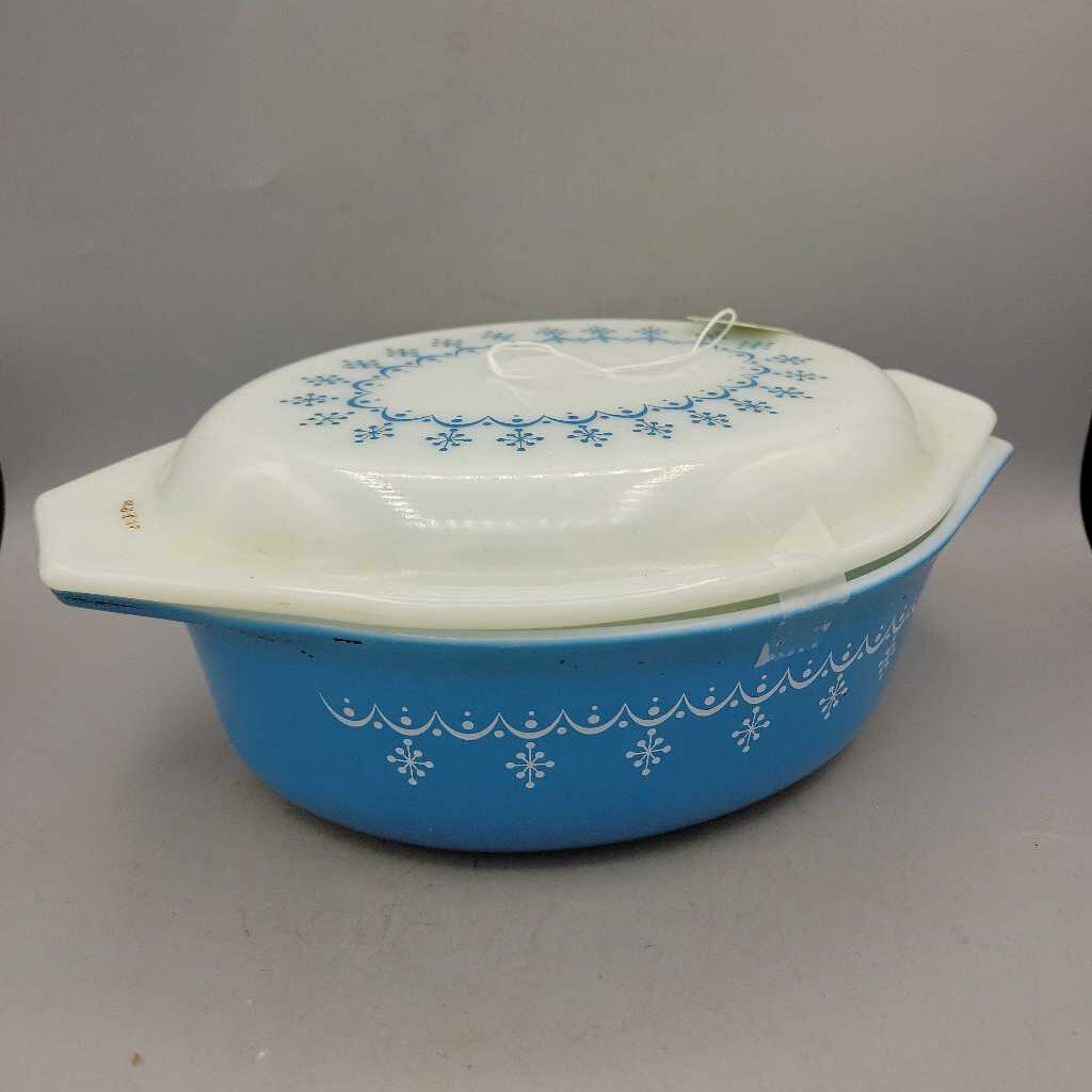 Pyrex Covered Snowflake Garland Pattern Dish (DEB)