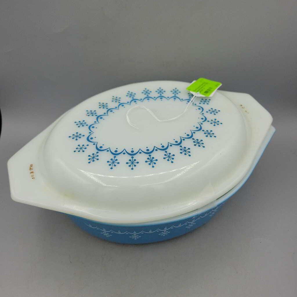 Pyrex Covered Snowflake Garland Pattern Dish (DEB)