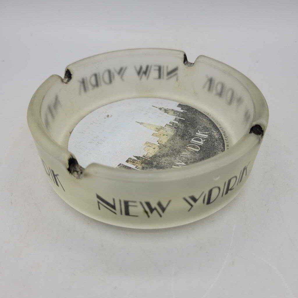 New York glass Ashtray round (JAS)