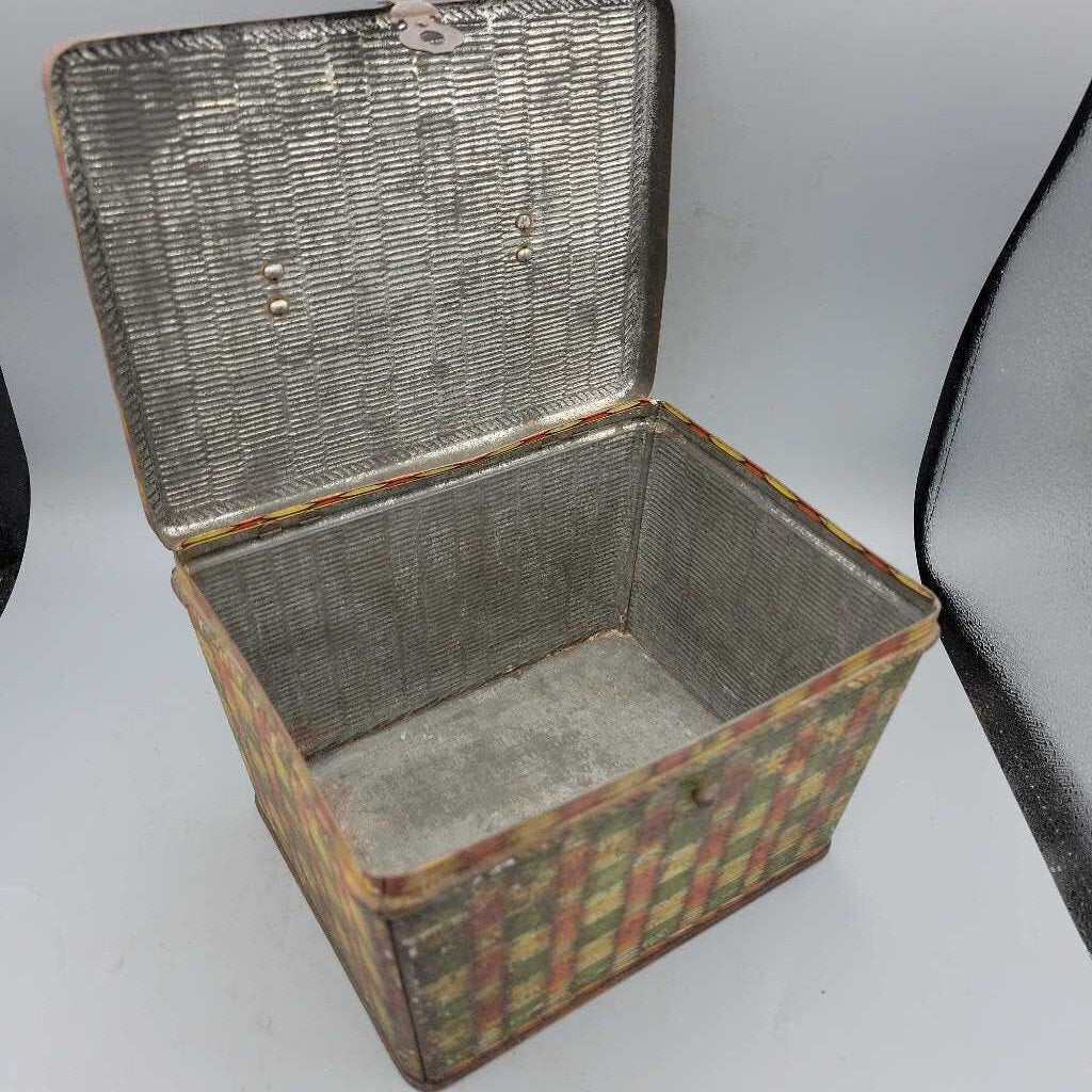 Huntley & Palmer picnic Basket Biscuit Tin (COL #1016)