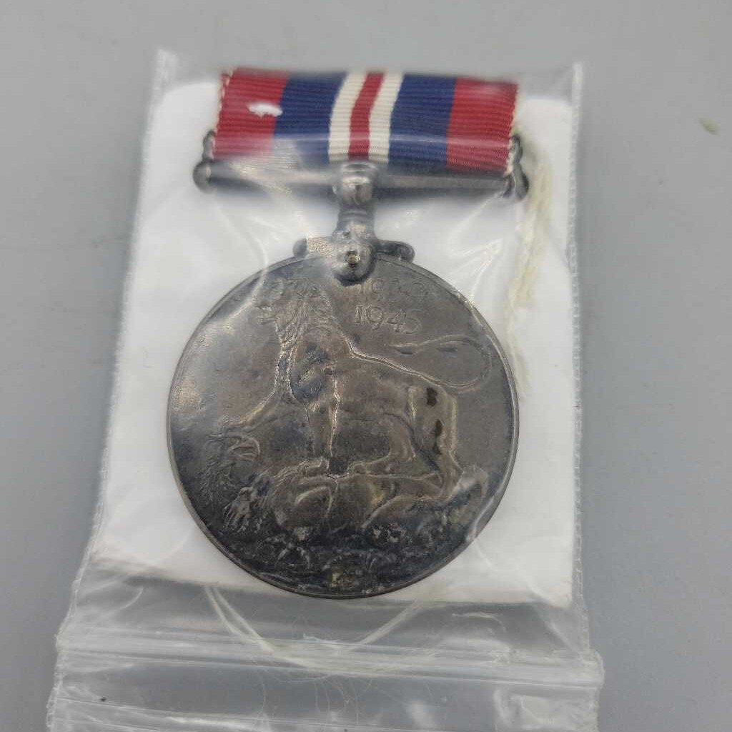 1939 1945 Canada Silver Medal and Ribbon (JL)