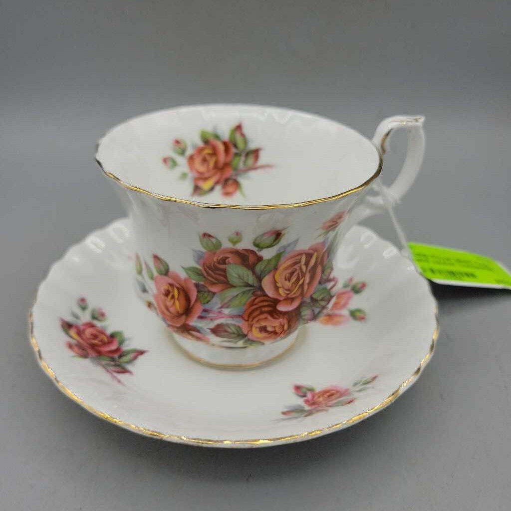 Royal albert Cup and saucer Centennial Rose (DEB)