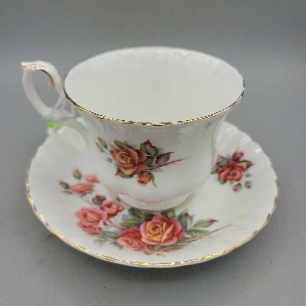 Royal albert Cup and saucer Centennial Rose (DEB)