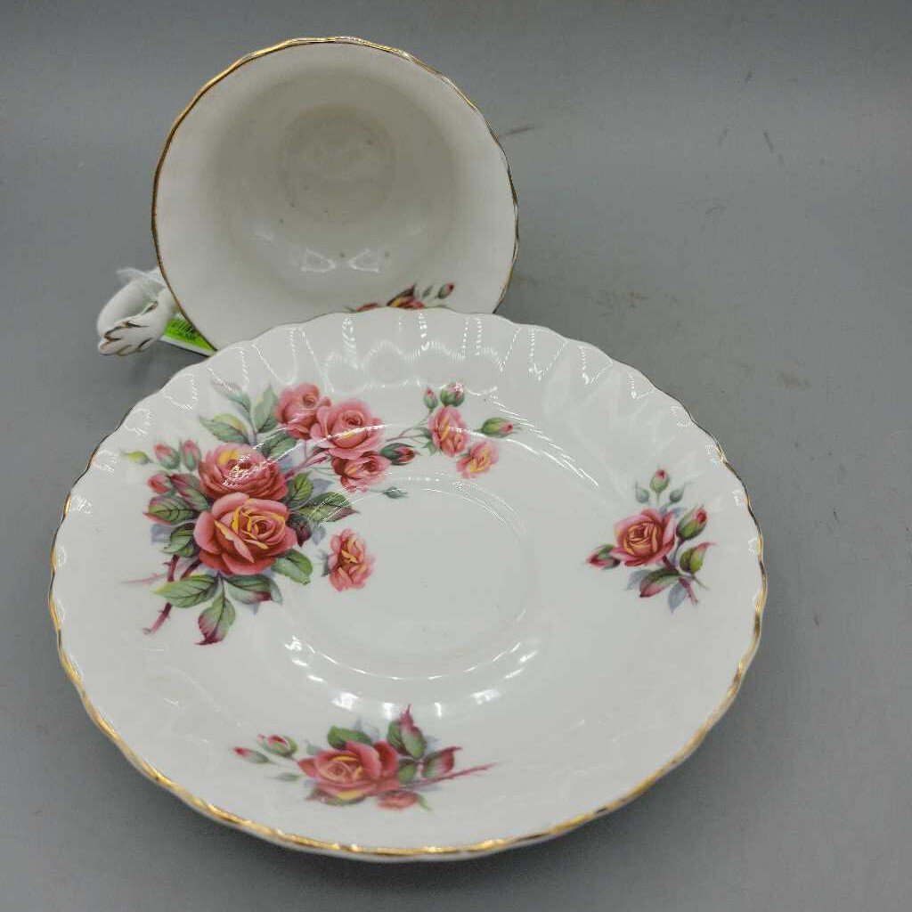 Royal albert Cup and saucer Centennial Rose (DEB)