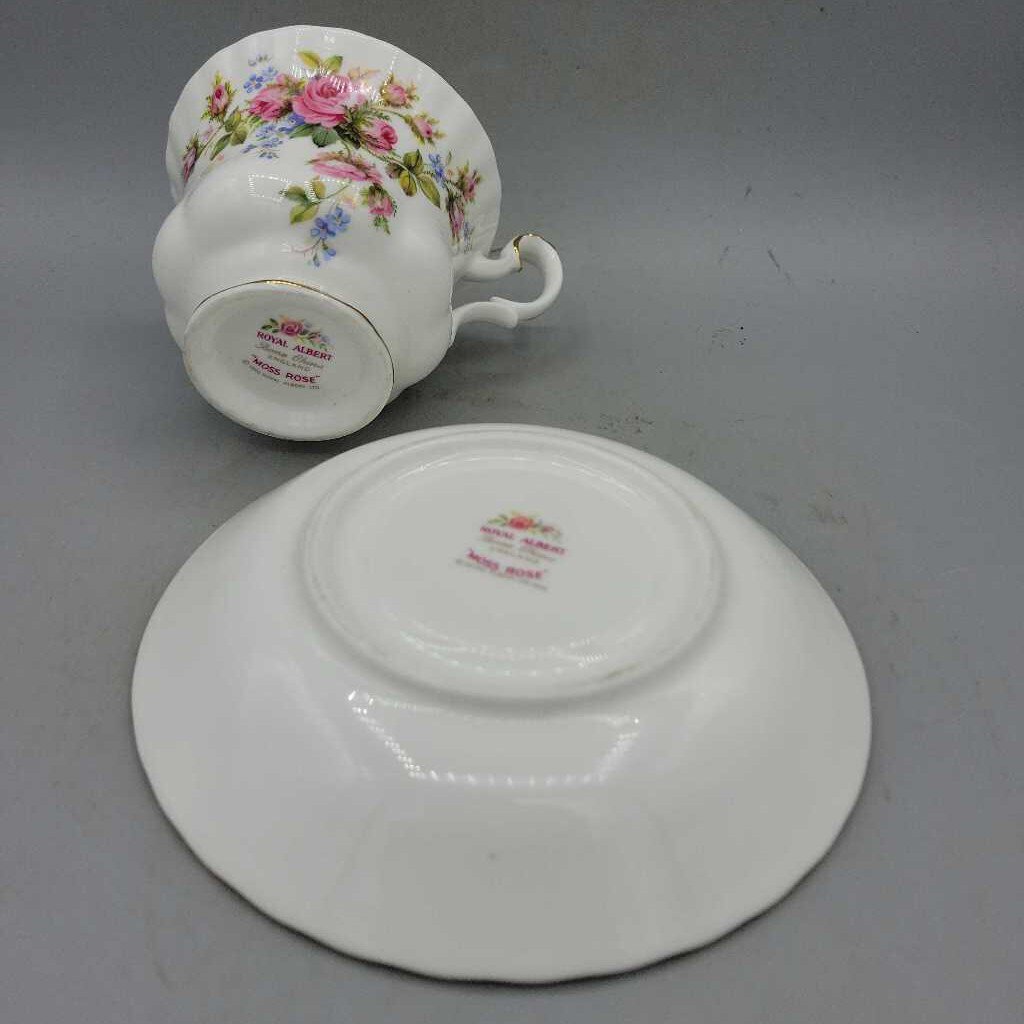 Royal Albert cup and saucer - Valentines Day (P1293)