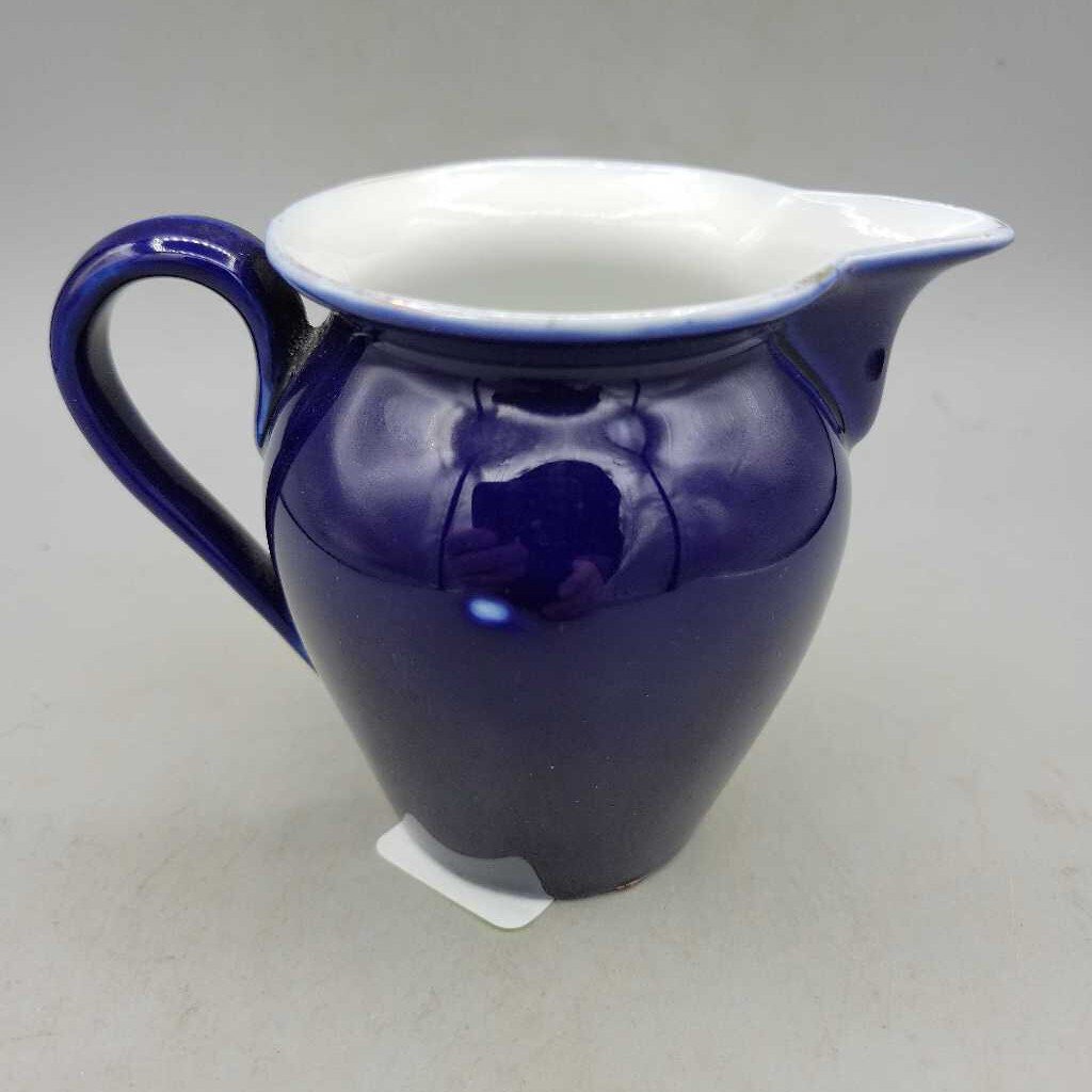 Macdonald Hall Guelph Ontario creamer Souvenir (JAS)